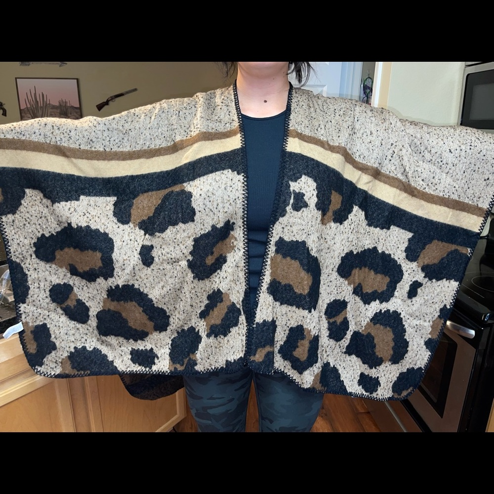 NORDSTROM BP LEOPARD WRAP OPEN FRONT PONCHO **NWOT** - Picture 4 of 8
